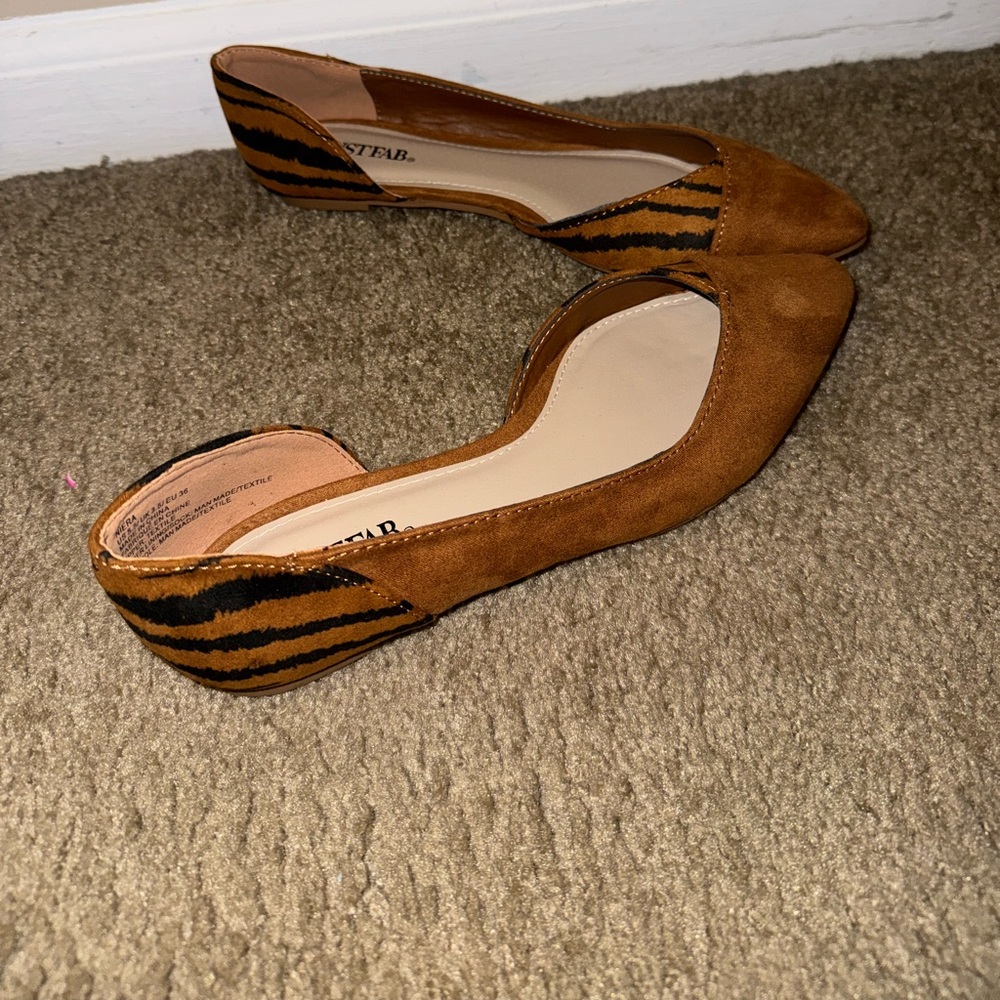 Never worn Cognac Tiger flats